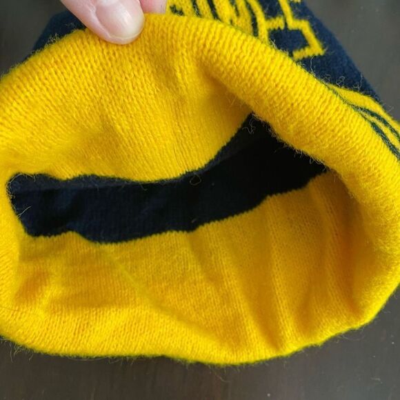 Vintage University of Michigan Wolverines Knit Pom Pom Beanie Winter Hat - Picture 3 of 3